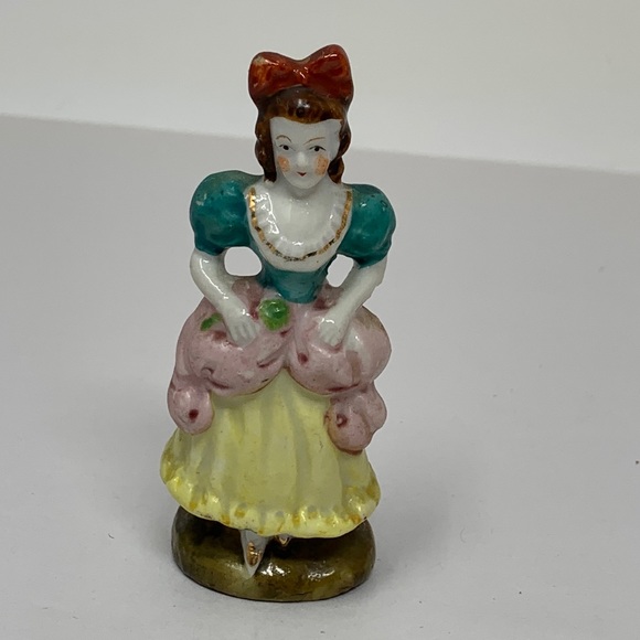 Hand-Painted Occupied Japan-Made (?) Porcelain Colonial Woman figurine vintage